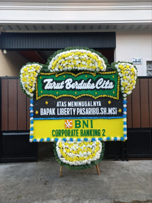Papan Bunga Duka di Pulau Karomah