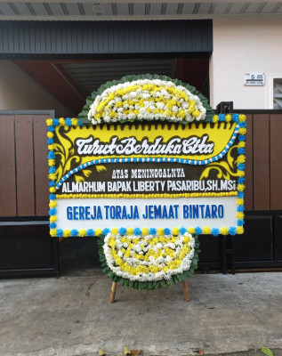 Papan Bunga Duka di Pulau Karomah