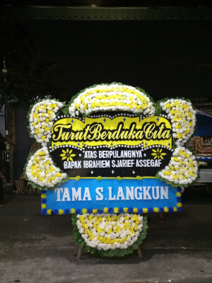 Papan Bunga Duka di Pulau Karomah