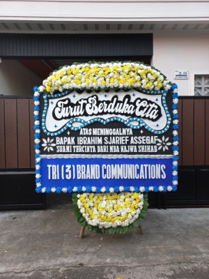 Papan Bunga Duka di Pulau Karomah
